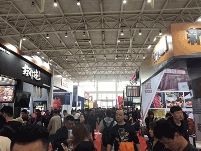 展會(huì)現(xiàn)場人流量巨大-北京加盟展